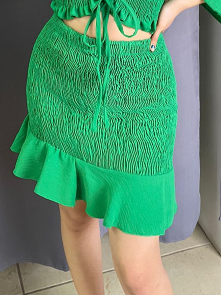 Falda verde corrugada con olan inferior ajustada