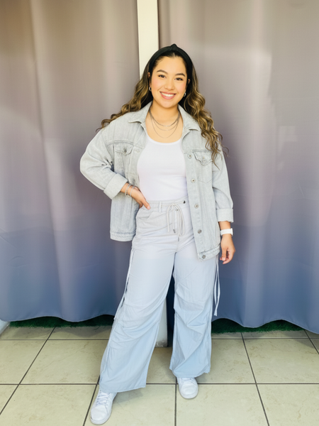 Pantalon cargo liso con listones y elastico gris