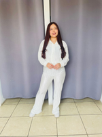 Conjunto de satin de blusa con botones y pantalon blanco