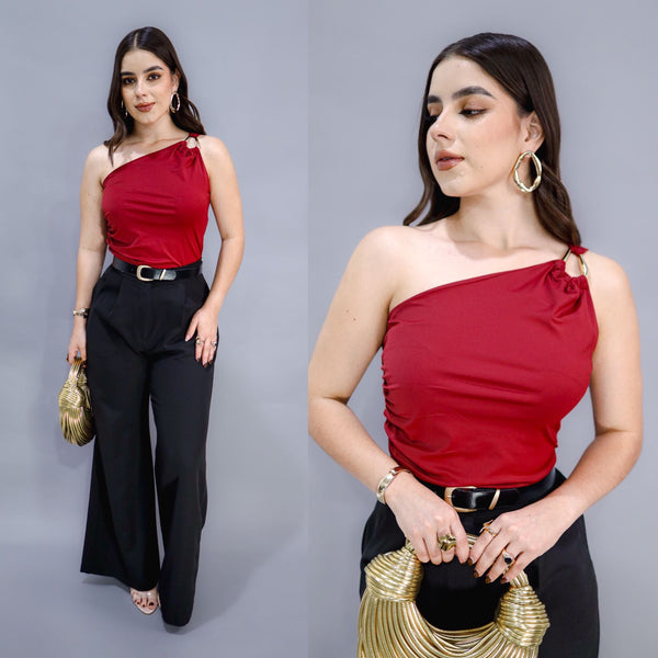 Pantiblusa con herraje plata y cuello asimetrico rojo