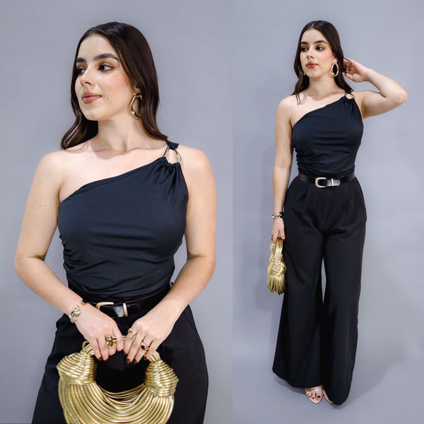 Pantiblusa con herraje plata y cuello asimetrico negro
