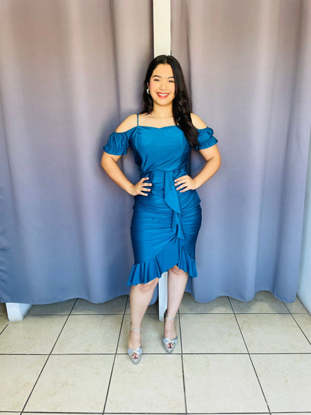 Vestido de satin con olan y abertura con manga campesina azul turqueza