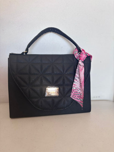 Bolsa negra con liston rosa