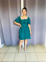 Vestido de corte A y cintura V color verde