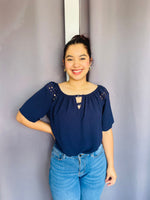 Blusa tipo campesina con detalle dorado azul marino