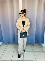 Conjunto de saco con detalles en costados beige
