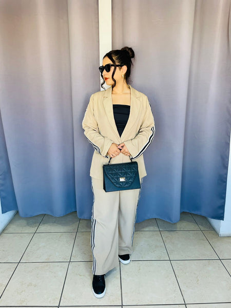 Conjunto de saco con detalles en costados beige