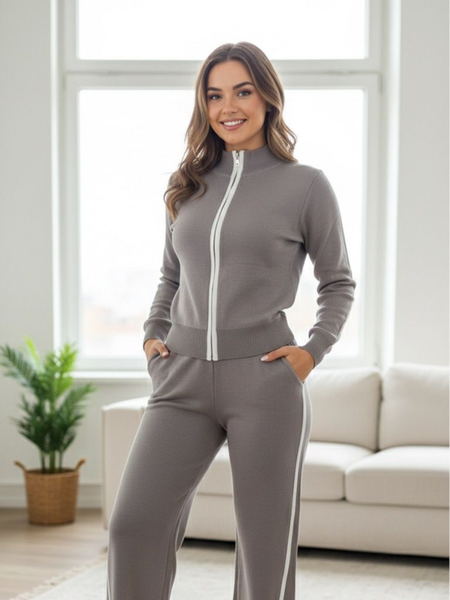 Conjunto de sueter y pantalon con zipper en sueter y lineas blancas beige