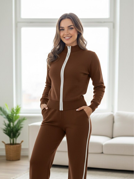Conjunto de sueter y pantalon con zipper en sueter y lineas blancas café