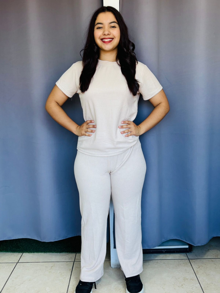 Conjunto de blusa lisa y pantalon beige