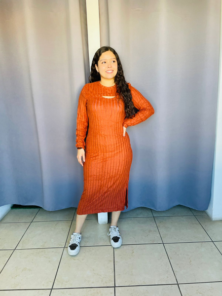 Vestido con abertura frontal corte lapiz color naranja