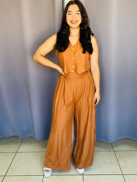 Conjunto de chaleco y pantalon de manta con lineas negras color café