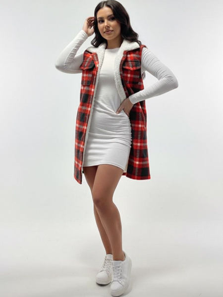 Chaleco de cuadros con blusa blanca de manga larga rojo