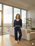 Conjunto liso con detalles en borde de pantalón y cuello color azul marino