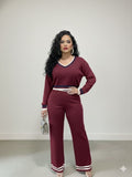 Conjunto liso con detalles en borde de pantalon y cuello color vino