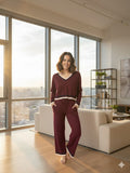 Conjunto liso con detalles en borde de pantalon y cuello color vino