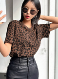 Playera de manga corta con estampado de animal print café
