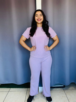 Conjunto de blusa lisa y pantalon lila