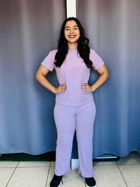 Conjunto de blusa lisa y pantalon lila