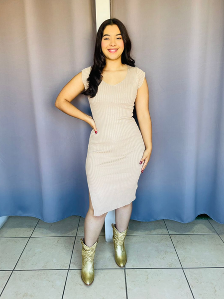 Vestido corte V color beige con abertura lateral