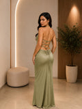 Vestido liso de satin de tirantes liso con cordones en espalda verde olivo