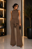 Conjunto de blusa con caida de satin y pantalon de campana café obscuro