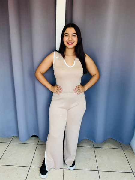 Conjunto de blusa tipo chaleco con lineas blancas  y pantalon de vestir beige