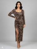 Vestido con estampado de animal print y escote en la pierna a un costado café