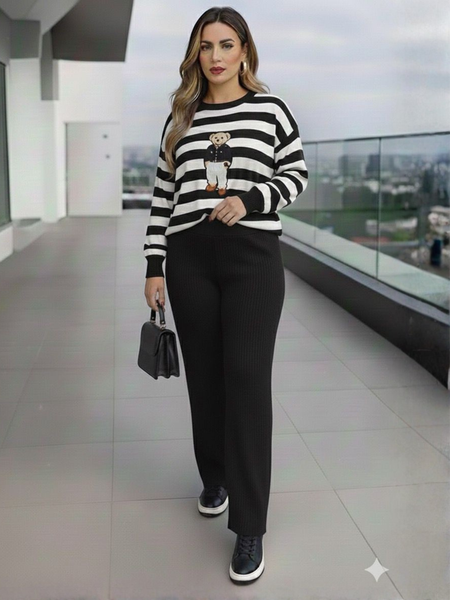 Conjunto de sueter y pantalon tejido con estampado de oso negro