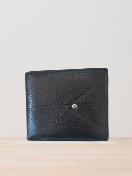 Cartera de caballero de piel con detalles brillosos negro