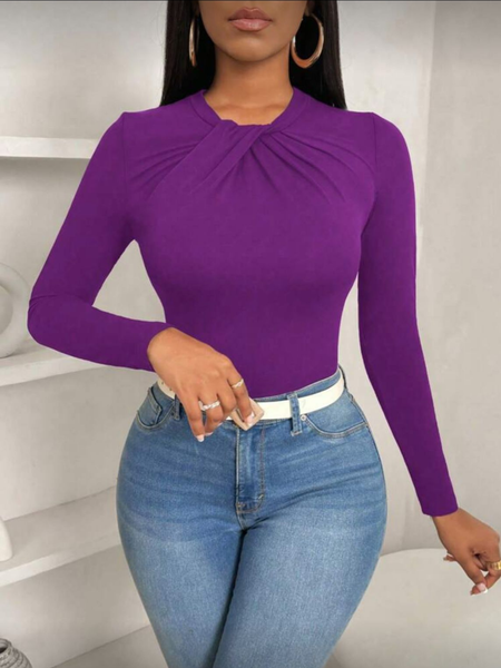 Blusa morada de manga larga con cuello de lazo ceñido