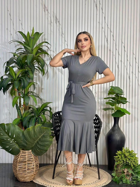 Vestido de manga con olanes recto y cinto tipo rib gris