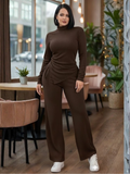 Conjunto liso con blusa asimetrica cuello alto y pantalon de campana café