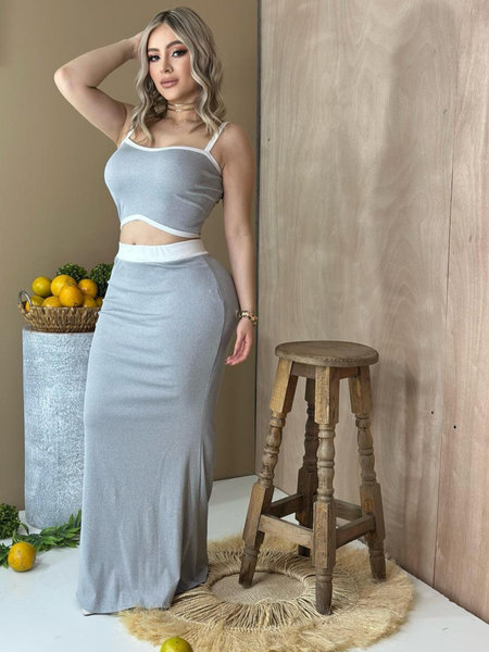 Conjunto de blusa de tirantes con lineas blancas y falda larga gris