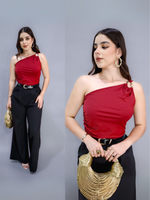 Pantiblusa con herraje plata y cuello asimetrico rojo