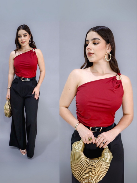Pantiblusa con herraje plata y cuello asimetrico rojo