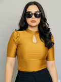 Blusa satinada con ojal frontal mostaza