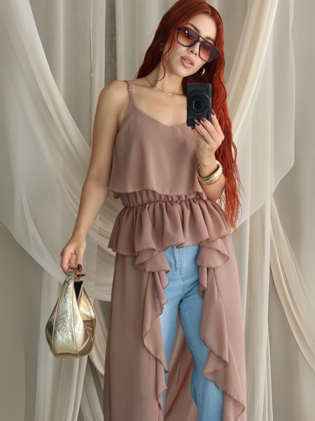 Blusa de tirantes con olanes larga beige