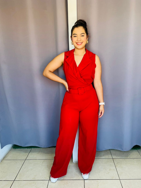 Conjunto de chaleco y pantalon de vestir con cinturon rojo