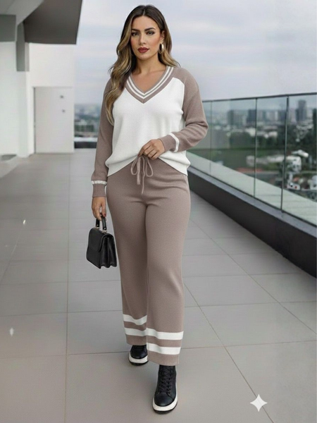 Conjunto de cuello V con lineas marcada beige con blanco