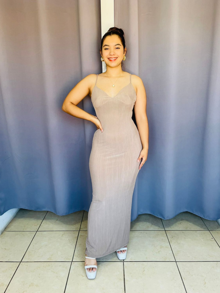Vestido largo con relieve de tirantes beige