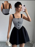 Vestido de tirantes negro corto con estampado de cuadros en parte superior y botones enfrente
