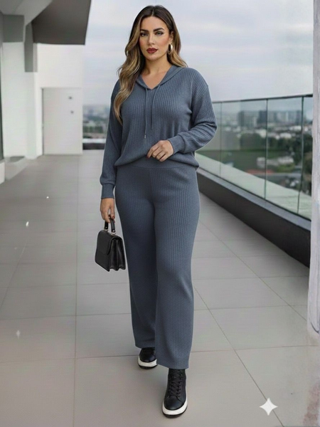 Conjunto de sudadera con gorro con bolsa cangurera y pantalonera azul cian