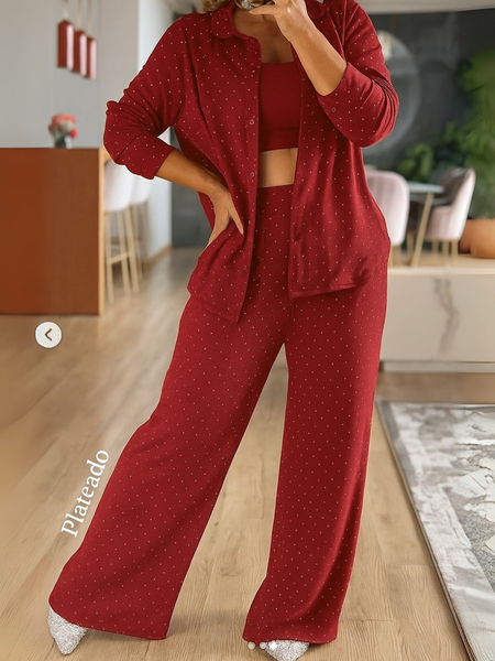 Conjunto de aplicación de brillos en pantalon y camisa vino