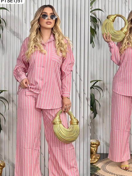 Conjunto de camisa de lineas blancas y pantalon con elastico rosa