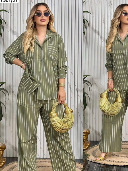 Conjunto de camisa de lineas blancas y pantalon con elastico verde