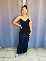 Vestido largo con relieve de tirantes negro