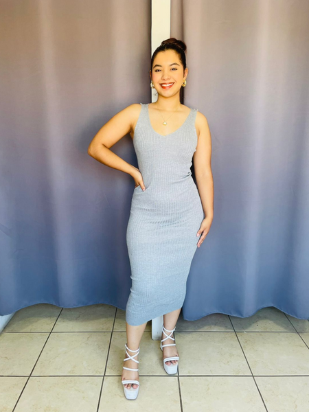 Vestido liso con tirante ancho relieve de lineas gris