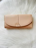 Cartera con corazon beige