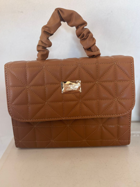 Bolsa con agarradera de scruinche café